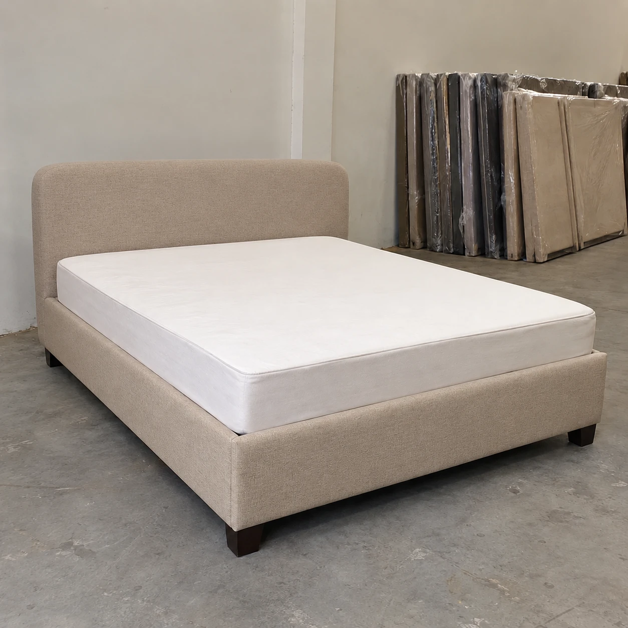 Peça pronta no estoque — Cama com cabeceira contínua · origem simulada
