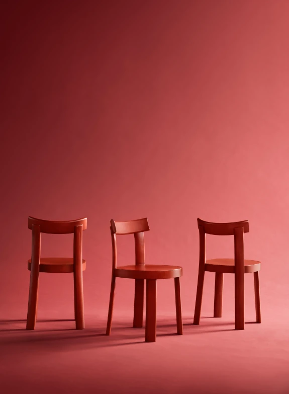 Três cadeiras em vermelho — Capa de catálogo · estudo